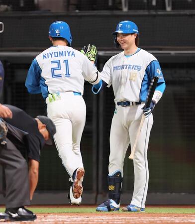 　３回、ソロを放った清宮幸（左）を迎える山崎（撮影・中島達哉）