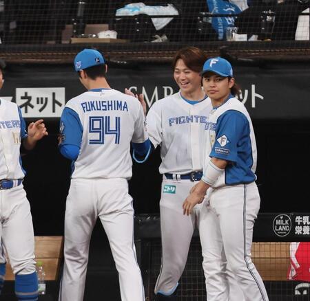 　３回を抑えた福島（９４）を迎える山崎（中央）＝撮影・中島達哉