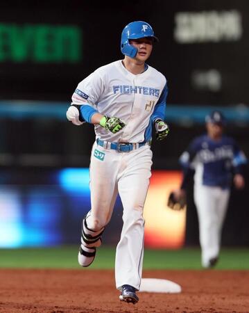 　３回、ソロを放ち、ダイヤモンドを回る清宮幸（撮影・中島達哉）