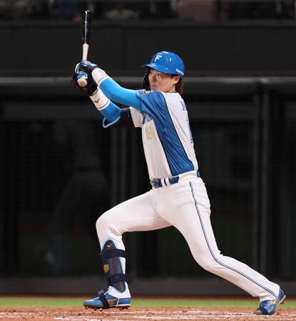 　３回、ショートへの内野安打を放つ山崎（撮影・中島達哉）