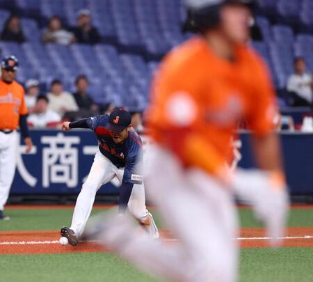 　８回、太田はクローズの打球を捕球し一塁へ送球するも内野安打となる（撮影・山口登）