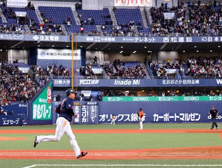 　５回、左越えにソロを放ちベースを回る大山（撮影・山口登）