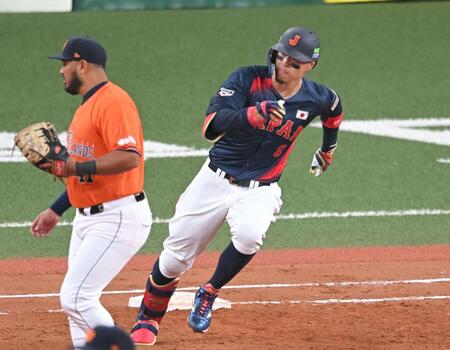 　５回、相手エラーの間に三塁へ激走する佐藤輝（撮影・飯室逸平）