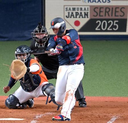 　５回、左越えにソロを放つ大山（撮影・飯室逸平）