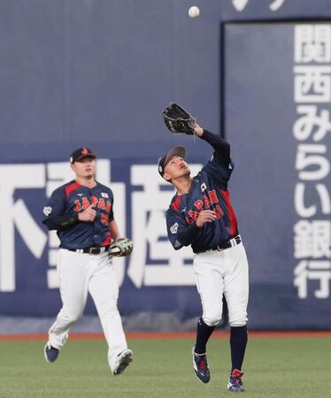 　９回、代打・セラサの飛球をキャッチする矢野（撮影・立川洋一郎）