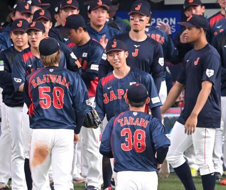 　８回、笑顔でナインを迎える曽谷（中央）＝撮影・飯室逸平