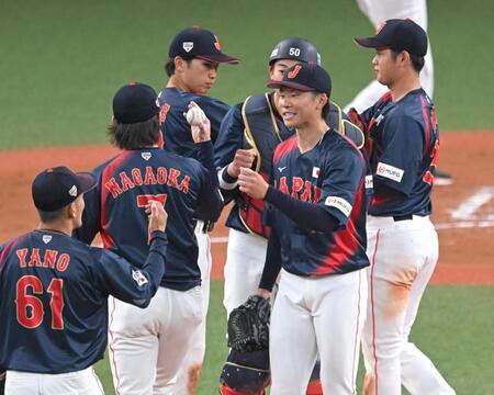 　最後を締め、勝利のタッチを交わす曽谷らナイン（撮影・飯室逸平）
