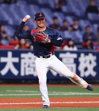 　８回、太田はクローズの打球を捕球し一塁へ送球するも内野安打となる（撮影・山口登）