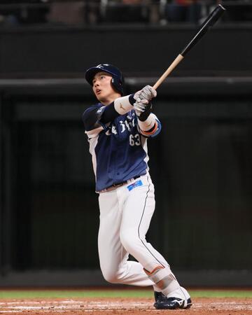 　５回、左越えに２ランを放つ長谷川（撮影・中島達哉）