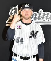 　入団会見でガッツポーズを決める新外国人ボス（撮影・開出牧）