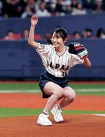 　始球式を務める乃木坂４６黒見明香（５日）