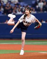 　始球式を務める乃木坂４６黒見明香（撮影・山口登）