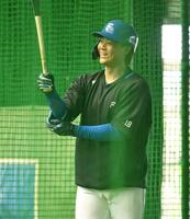 　室内で打撃練習を行い笑顔を見せる山崎＝２月９日