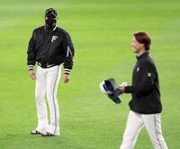 　試合前、山崎（右）に声を掛ける新庄監督（撮影・中島達哉）