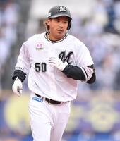 　６回、左越えソロを放ちベースを回る愛斗（撮影・開出牧）