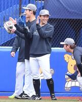 　試合の練習で笑顔を見せる小島（手前）＝撮影・開出牧