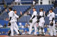 　本拠地で広島に完封勝ちしタッチを交わす横山（右から３人目）らロッテナイン（撮影・開出牧）