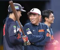 　オランダ戦を前に、山本（左）と話す井端監督