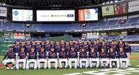 　練習前、記念写真に納まる侍ジャパンナイン（撮影・山口登）