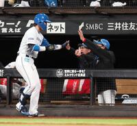 　１回、先制点をあげた山崎（左）を迎える新庄監督（撮影・中島達哉）