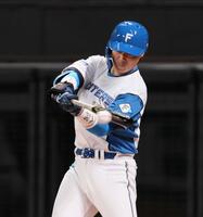 　３回、内野安打を放つ山崎（撮影・中島達哉）