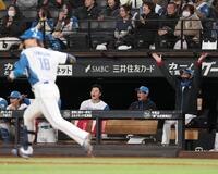 　３回、山崎（左）が内野安打を放ち、バンザイする新庄監督（右端）＝撮影・中島達哉