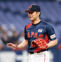 　１回、無失点に抑えベンチに戻る種市（撮影・山口登）