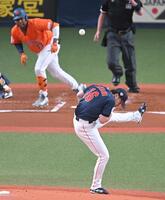 　１回、プロファーを打ちとる種市（撮影・飯室逸平）