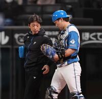 　５回、松浦の投球が右手に直撃した伏見（右）＝撮影・中島達哉