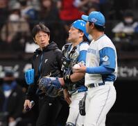 　５回、松浦（右）の投球が右手に直撃し、苦悶の表情を浮かべる伏見（中央）＝撮影・中島達哉