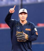 　ノックを受ける佐藤輝明（撮影・山口登）