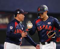 　５回、井端監督（左）は交代した佐藤輝を出迎える（撮影・山口登）