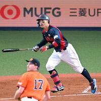 　５回、佐藤輝の一打がエラーを誘い、先制点を奪う（撮影・飯室逸平）