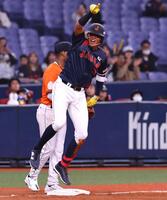 　５回日、適時三塁打を放ち喜ぶ水谷（撮影・山口登）