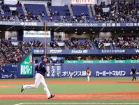 　５回、左越えにソロを放ちベースを回る大山（撮影・山口登）