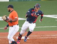 　５回、相手エラーの間に三塁へ激走する佐藤輝（撮影・飯室逸平）