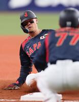 　５回、先制の右犠飛を放ち、相手エラーの間に三塁へ滑り込む佐藤輝（撮影・立川洋一郎