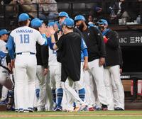 　西武に連勝し、山崎（１８）らナインを迎える新庄監督（右）＝撮影・中島達哉