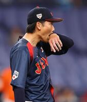 　８回、内野安打を許し悔しそうな表情を見せる曽谷（撮影・山口登）