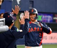 　５回、ソロを放ちナイン出迎えに笑顔を見せる大山（撮影・山口登）