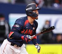 　５回、佐藤輝の打球を右翼手がエラーし日本代表が先制する（撮影・山口登）