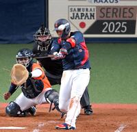 　５回、左越えにソロを放つ大山（撮影・飯室逸平）