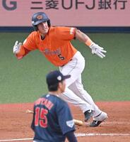 　８回、チーム初安打となる内野安打を放つクローズ（撮影・飯室逸平）