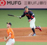 　５回、佐藤輝の打球を右翼手が失策し先制する