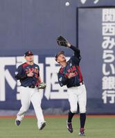 　９回、代打・セラサの飛球をキャッチする矢野（撮影・立川洋一郎）