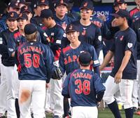 　８回、笑顔でナインを迎える曽谷（中央）＝撮影・飯室逸平