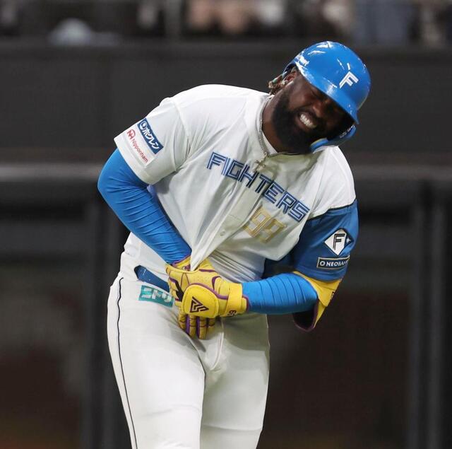 日本ハム 前日負傷交代のレイエスは骨に異常なし 新庄監督も安ど