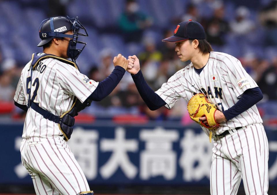 　試合を締め、海野（左）とタッチする常広（撮影・山口登）