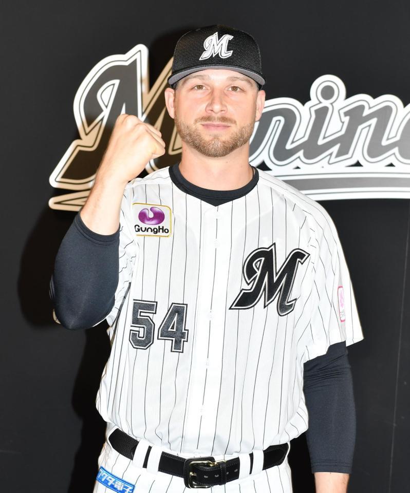 　入団会見でガッツポーズを決める新外国人ボス（撮影・開出牧）