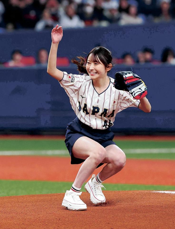 　始球式を務める乃木坂４６黒見明香（５日）